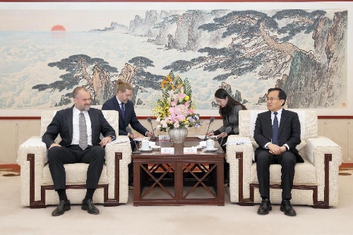 �ξ��̻������פ����ʹ������һ��