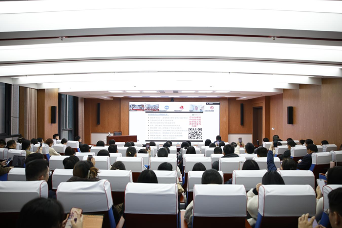 ѧУ�ٰ쳡�����������ֻ���ѧ���ǻۿγ̽���ר����ѵ