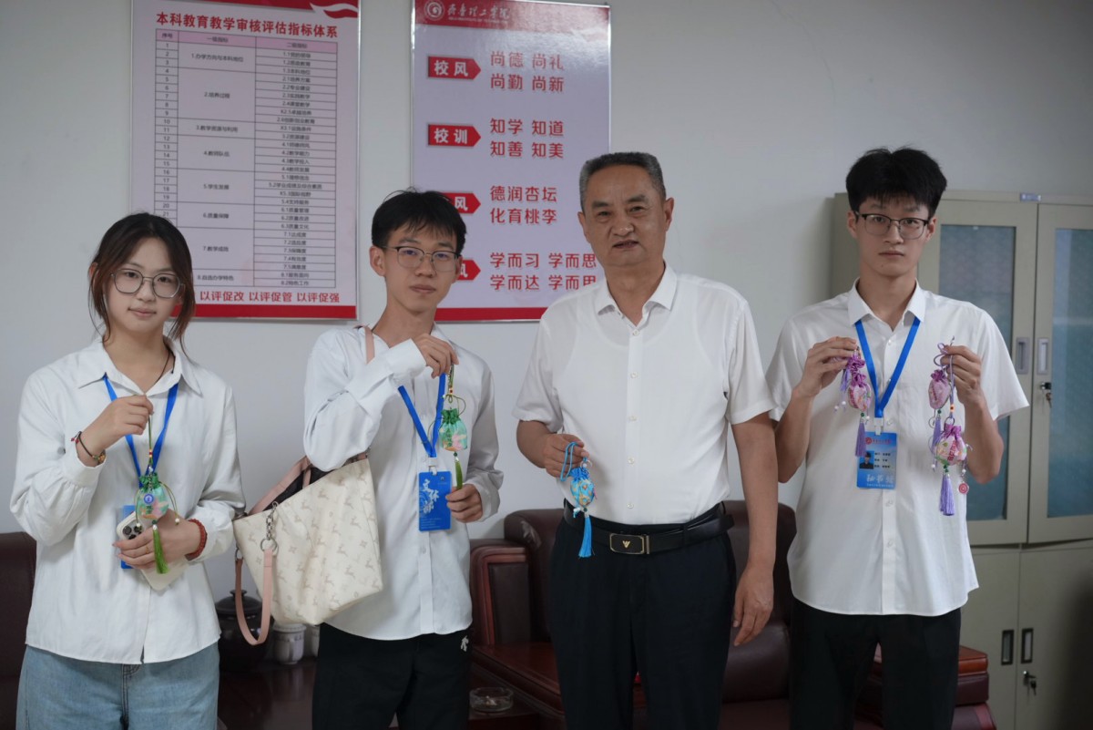 1779961981121695.jpg 送香囊-大华书记.jpg
