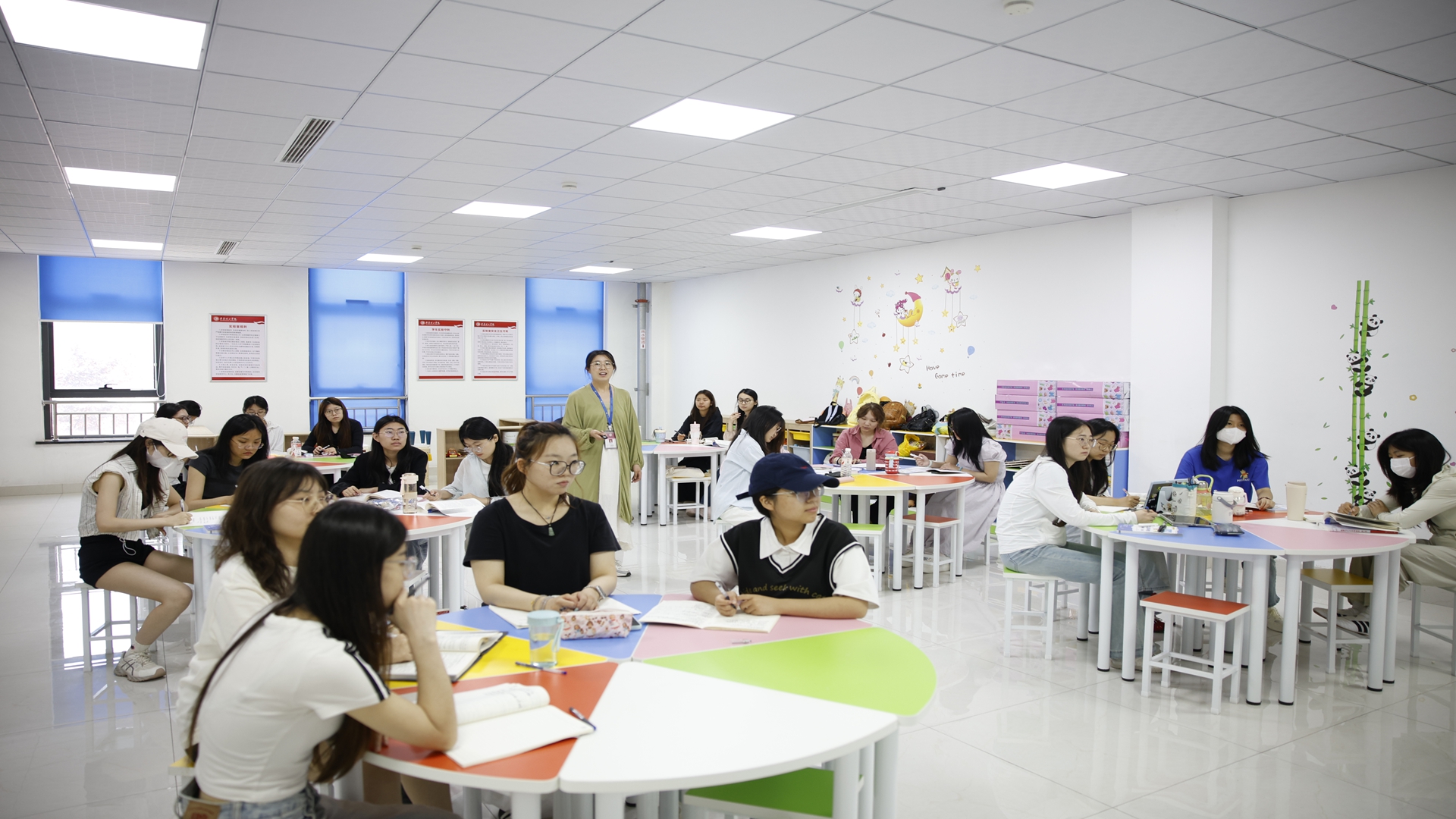1780903000415616.jpg 4幼儿游戏实训室.jpg
