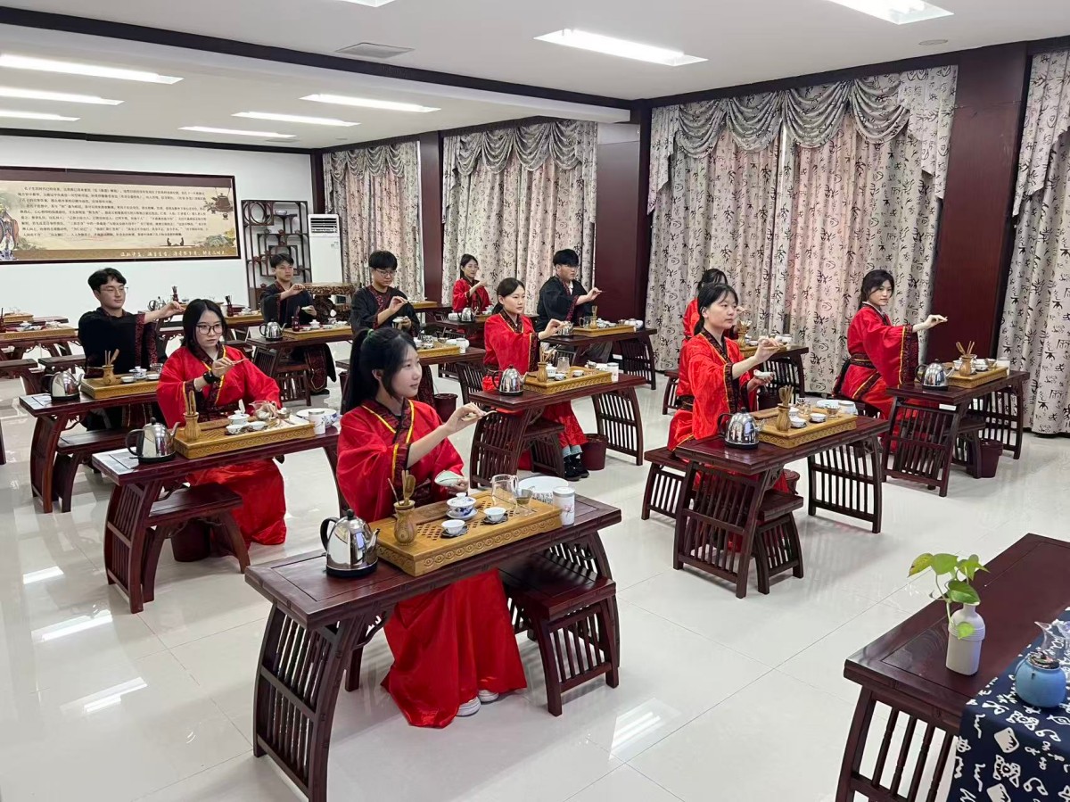 1781249362680475.jpg 7.茶道体验室-学生研习茶艺.jpg