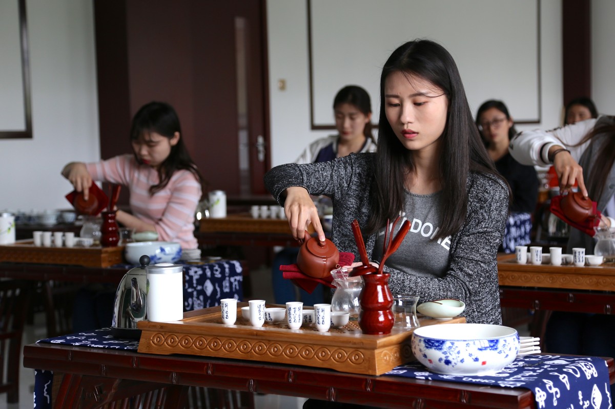 1781249378481123.jpg 8.茶道体验室-学生研习茶艺.JPG