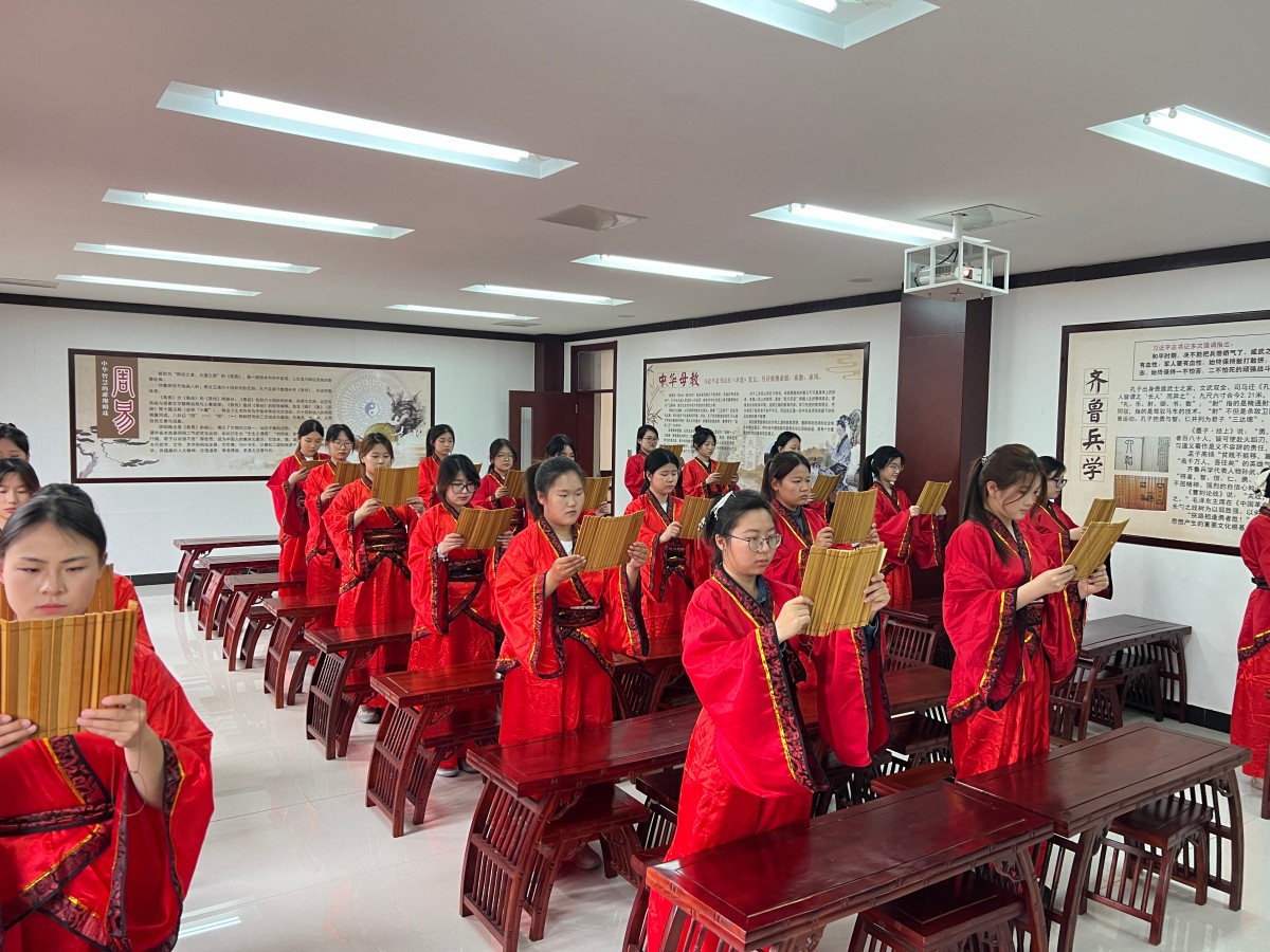 1781249392267477.jpg 9.诵读吟唱室-学生诵读《论语》.jpg