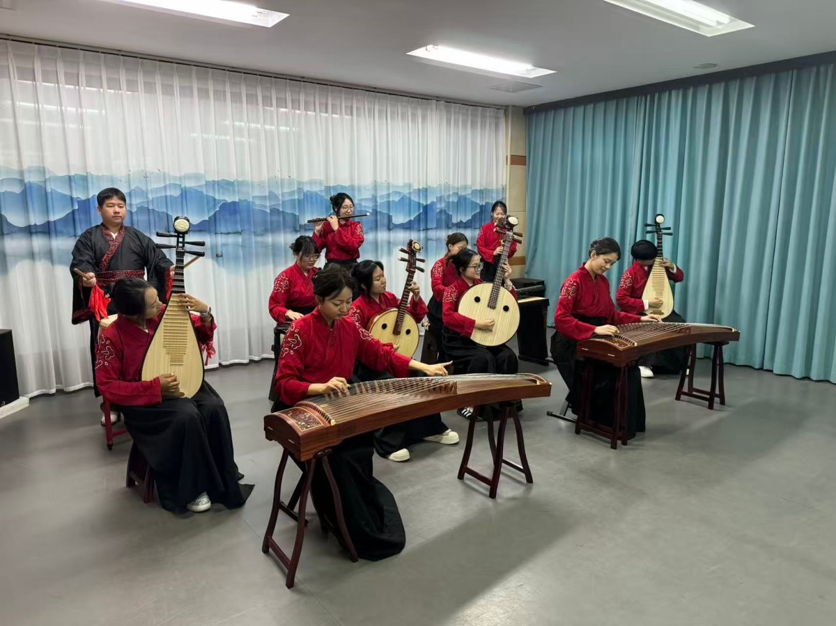1781249419689343.jpg 11.礼乐体验室-学生演奏《盛世国乐》.jpg