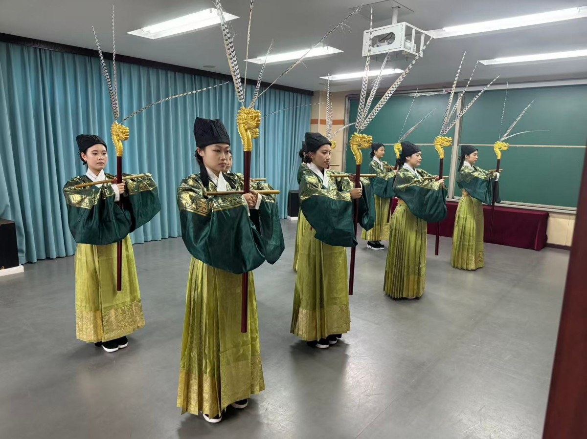 1781249432944836.jpg 12.礼乐体验室-学生练习八佾舞.jpg
