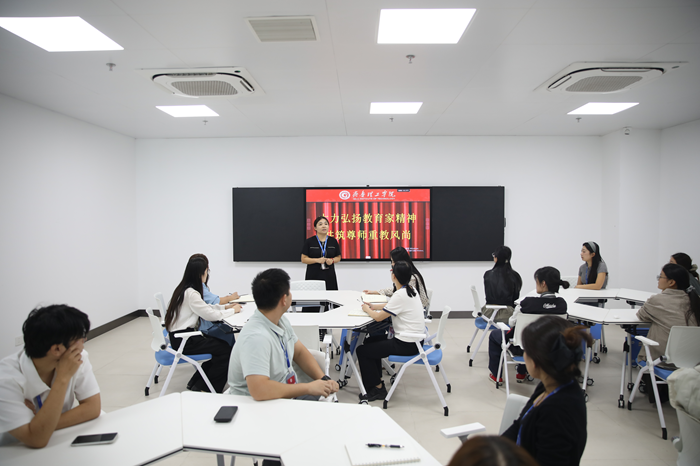 学校组织教师观看教师节专题片