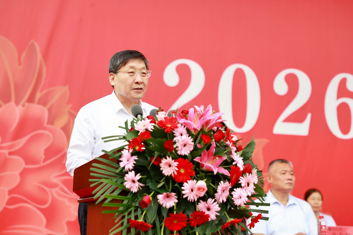 1789979483172807.jpg 4.1 常务副校长张庚灵宣读表彰决定.JPG