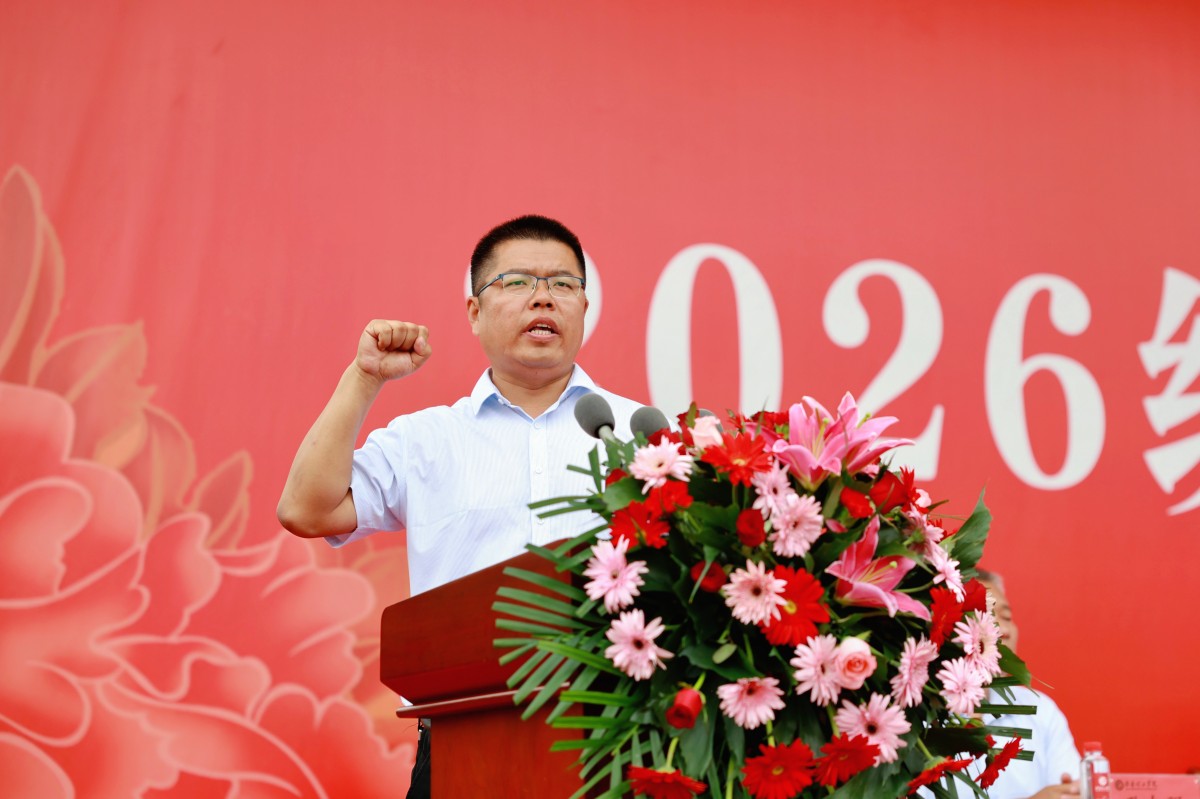 1789979554801948.jpg 6.1学生宣誓仪式,学团工作处副处长高阳领誓.JPG