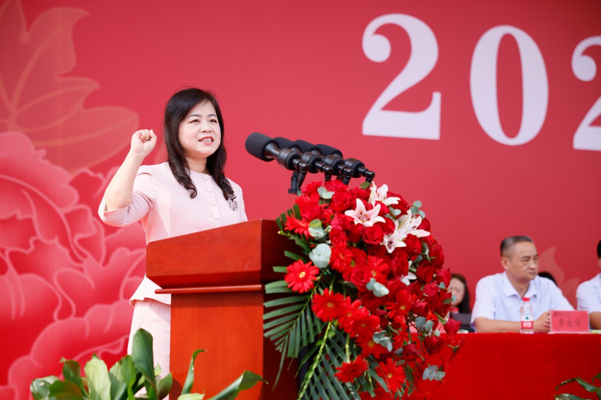 1789984731521482.jpg 16 举行教师宣誓仪式,副校长单成娟教授领誓-g.jpg