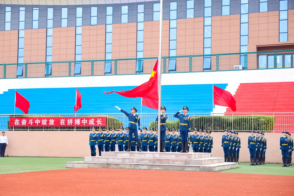 1790054409637035.jpg 4.升国旗、奏唱国歌 (12).jpg