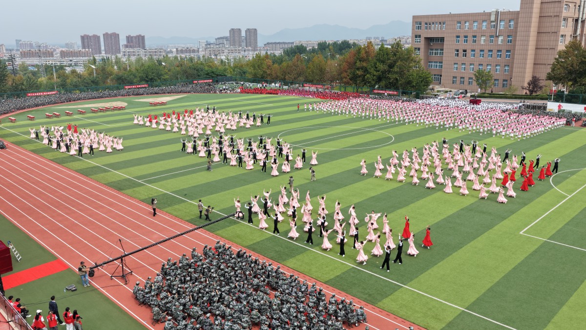 1790055217872847.jpg 23拉丁舞《我和我的祖国》 (19).JPG